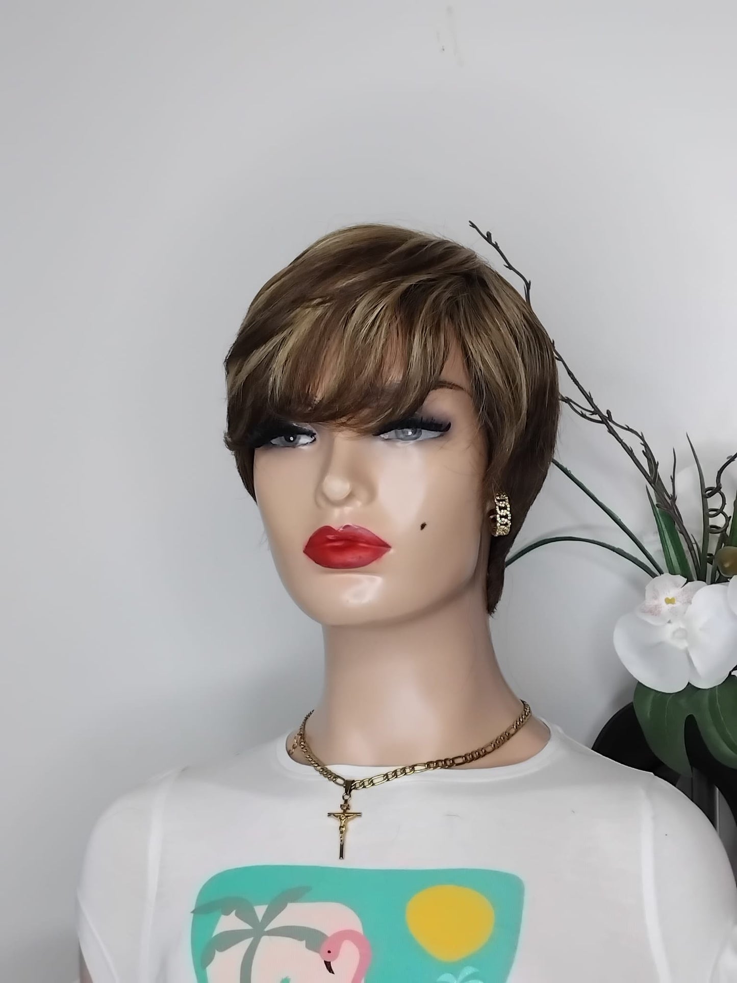 Perruque coupe courte ,couleur comme sur la photo