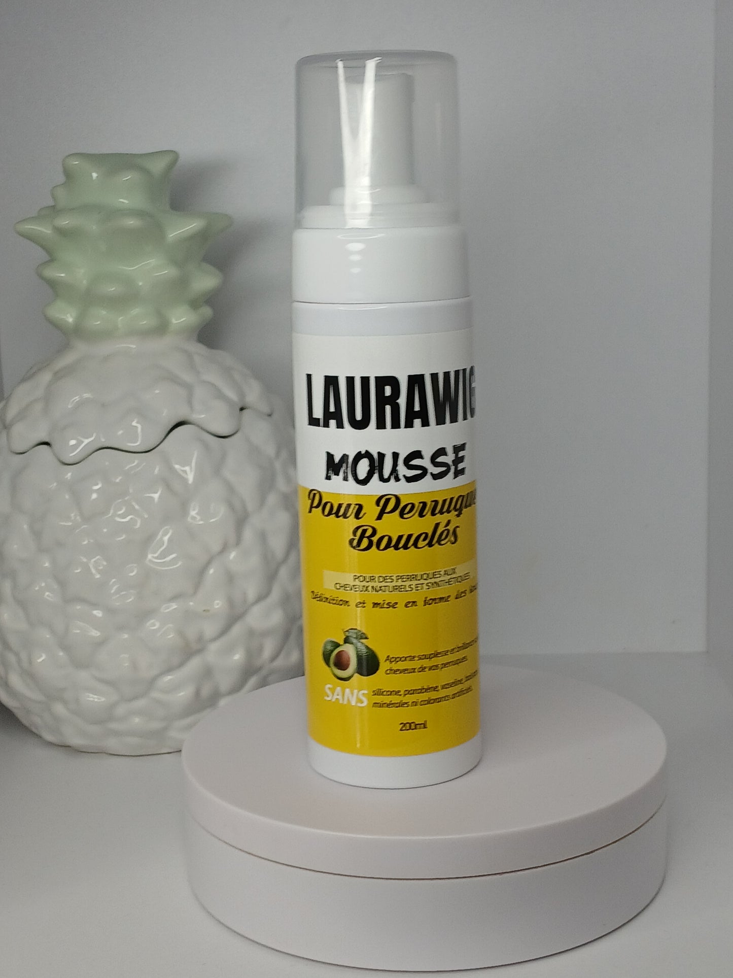 Mousse pour coiffer et définir les cheveux bouclés de vos perruques