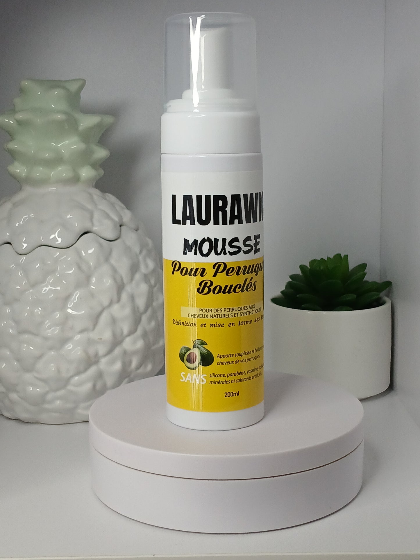 Mousse pour coiffer et définir les cheveux bouclés de vos perruques