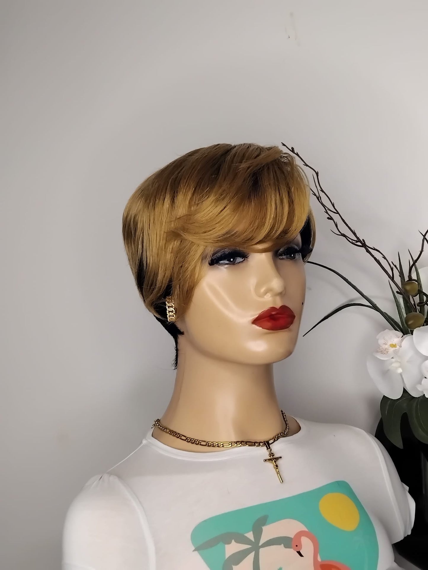 Perruque coupe courte  ,couleur comme sur la photo